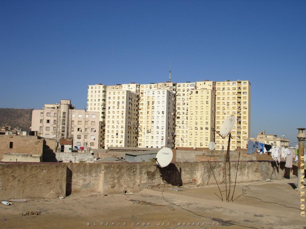 ORAN 10 2005 104 CITE PERRET VUE DE LA TERRASSE DE MES GRANDS PARENTS.JPG